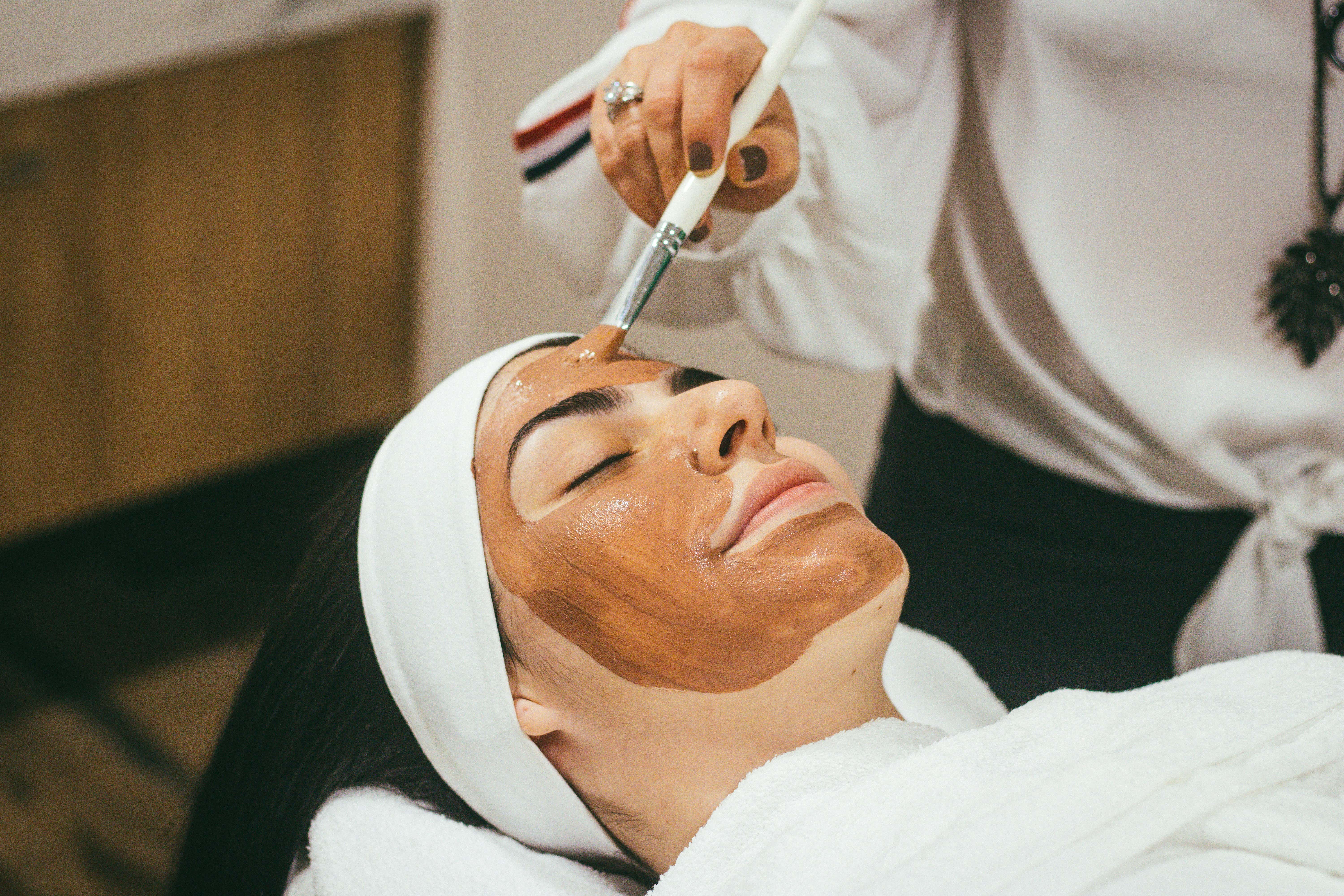 Tratamiento facial en un spa